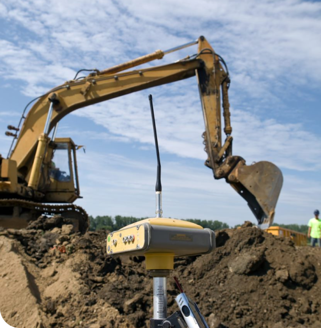 GPS-antenne for innmåling foran en gravemaskin i arbeid